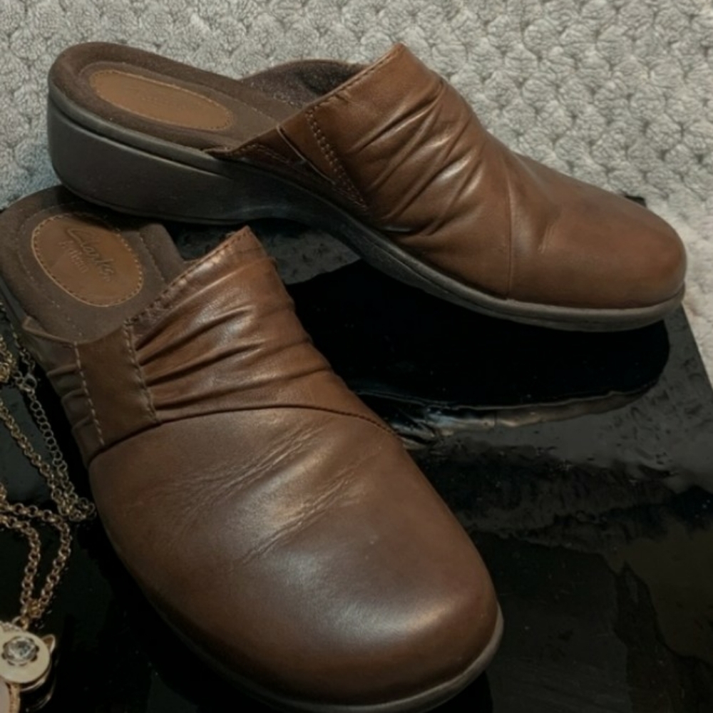 Clarks Artisan Brown Leather Round Toe Mules